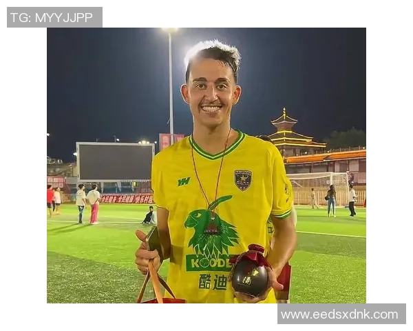 巴西足球明星在街头展现技艺与热情引发球迷热烈围观